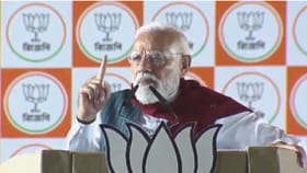 দূরে দাঁড়িয়ে দিলীপ, কাছে টানলেন মোদী