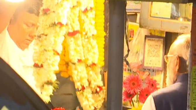 LIVE: রোড শো-র আগে ঠনঠনিয়া কালীবাড়িতে পুজো দিলেন মোদী