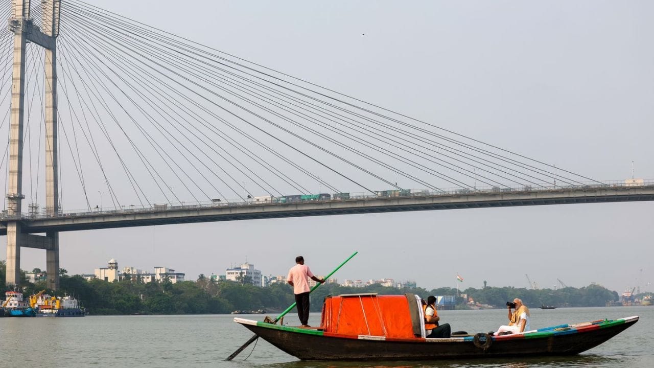 ছবি গুলো পোস্ট করে মোদী ক্যাপশনে লেখেন, "প্রত্যেক বাঙালির মনে গঙ্গার একটি বিশেষ স্থান রয়েছে। বলা যায়,বাংলার আত্মার মধ্য দিয়ে প্রবাহিত হয় গঙ্গা। আজ সকালে কলকাতায় মা গঙ্গার প্রতি কৃতজ্ঞতা জানানোর সুযোগ পেলাম। আমি হুগলি নদীর তীরে কিছু সময় কাটালাম।"