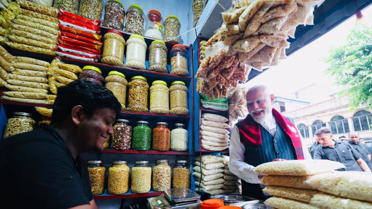 Narendra Modi Jhargram Jhalmuri Stop: সভামঞ্চ থেকে সটান বিহারীবাবুর দোকানে, ঝাড়গ্রামের ঝালমুড়িতে মজে প্রধানমন্ত্রী!