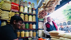 Narendra Modi Jhargram Jhalmuri Stop: সভামঞ্চ থেকে সটান ‘বিহারীবাবু’র দোকানে, ঝাড়গ্রামের ঝালমুড়িতে মজে প্রধানমন্ত্রী!...