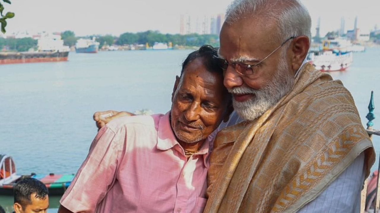 জনসংযোগের কথা উল্লেখ করে প্রধানমন্ত্রী আরও লেখেন, ""মাঝিদের সঙ্গে দেখা করার সুযোগ হয়েছিল। তাঁদের পরিশ্রমের কোনও তুলনা হয় না।"