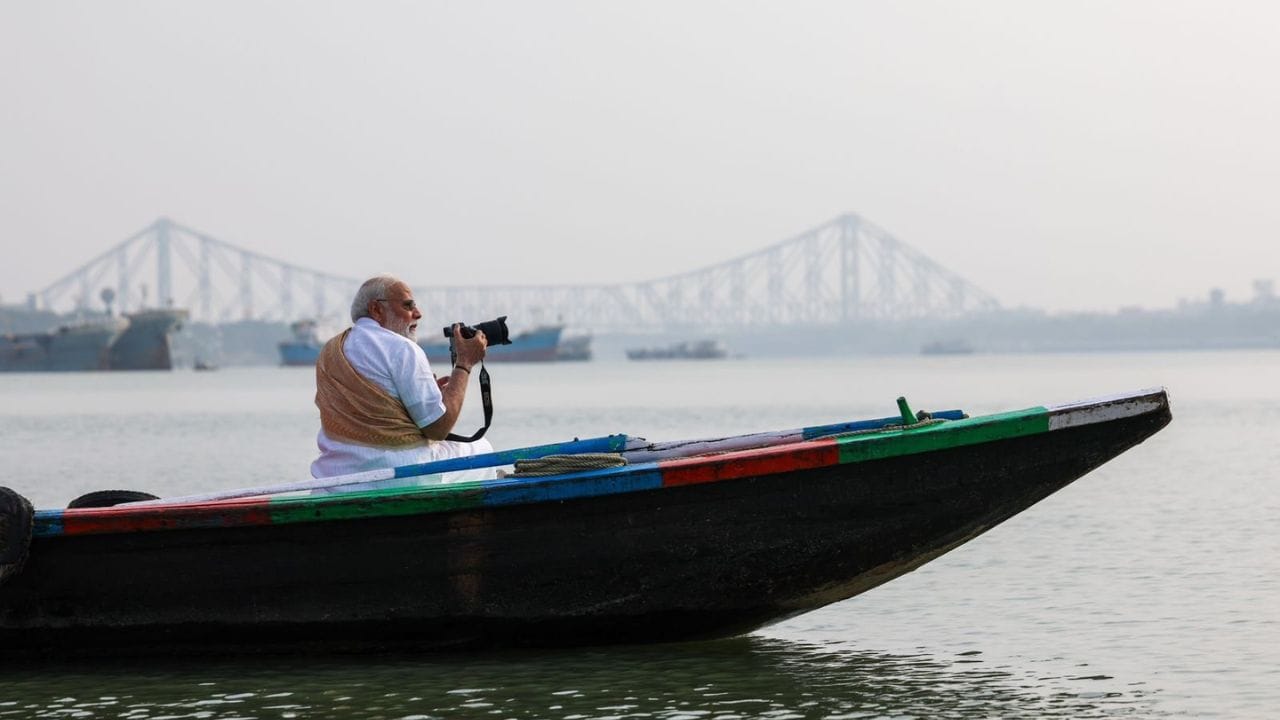 বঙ্গে ভোটপ্রচারে কলকাতায় রয়েছেন প্রধানমন্ত্রী নরেন্দ্র মোদী। আজও রাজ্যে একাধিক কর্মসূচি রয়েছে তাঁর। একাধিক প্রচারসভা রয়েছে। তবে তার মাঝেই গঙ্গাবক্ষে সময় কাটালেন তিনি। প্রিন্সেপ ঘাট, আউটরাম ঘাটে ভ্রমণ করেন।