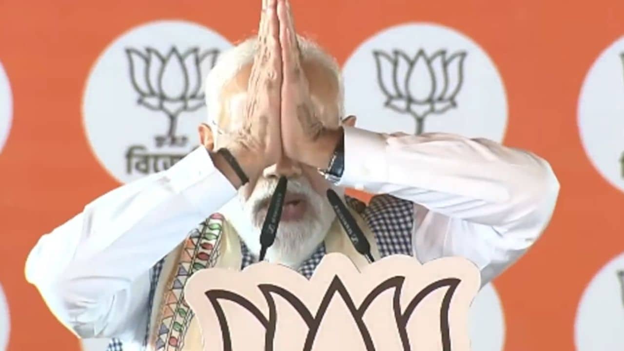 Narendra Modi Cooch Behar rally: কোচবিহারে বিজয় সংকল্প সভায় প্রধানমন্ত্রী নরেন্দ্র মোদী, মঞ্চে অনন্ত মহারাজ-বংশীবদন