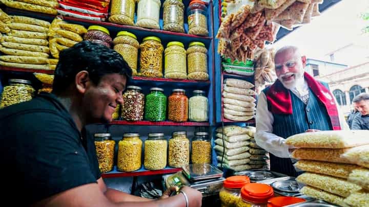 PM Modi in Jhargram: 'একটা ঝালমুড়ি বানাও', বিক্রম চোখ তুলতেই দেখলেন দাঁড়িয়ে প্রধানমন্ত্রী! PM Modi in Jhargram: 'একটা ঝালমুড়ি বানাও', বিক্রম চোখ তুলতেই দেখলেন দাঁড়িয়ে প্রধানমন্ত্রী!