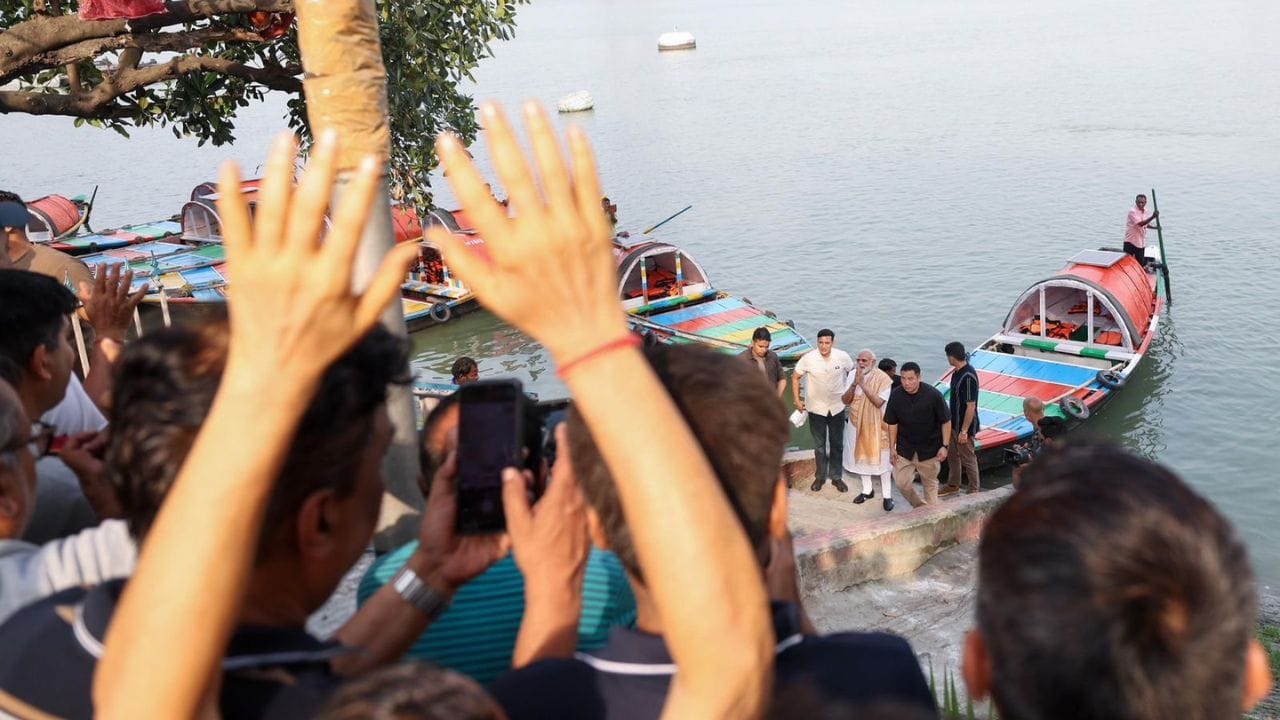 দ্বিতীয় দফার ভোটের আর বেশিদিন বাকি নেই। ভোটবঙ্গে প্রায় প্রতিদিনই প্রচার কর্মসূচি থাকছে মোদীর। গতকালও জনসভা ছিল তাঁর। আজও বঙ্গের দুই জায়গায় প্রচারসভা রয়েছে। সভা করবেন পানিহাটি ও বারুইপুরে।