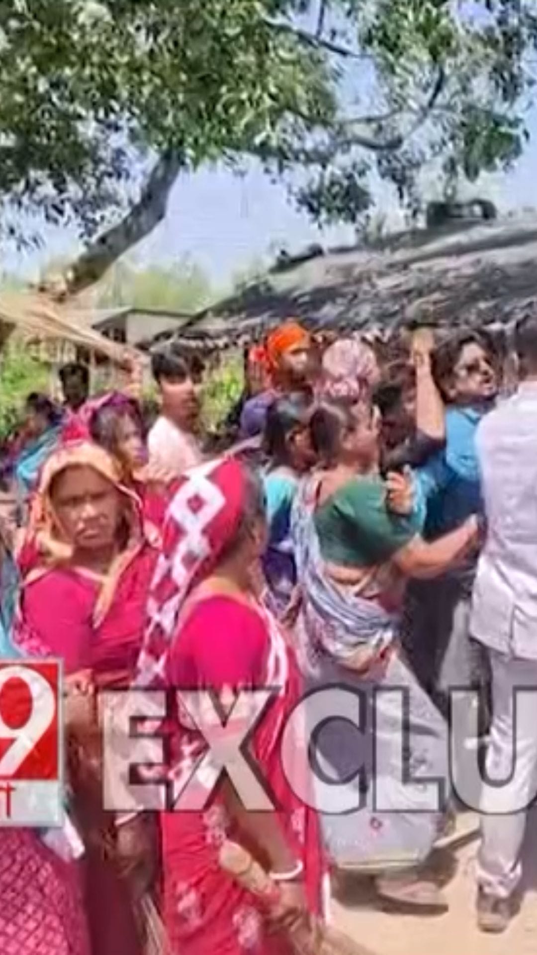 ময়নায় TMC প্রার্থী গ্রামে ঢুকতেই ঝাঁটা নিয়ে তাড়া! দেখুন ভিডিয়ো