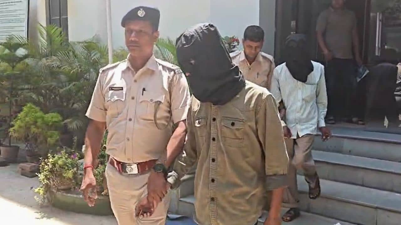 Love Cheating Case: প্রেমিকের খোঁজে হায়দরাবাদ থেকে সোজা মুর্শিদাবাদ! প্রেমিকার অভিযোগে বাবার সঙ্গেই শ্রীঘরে প্রেমিক