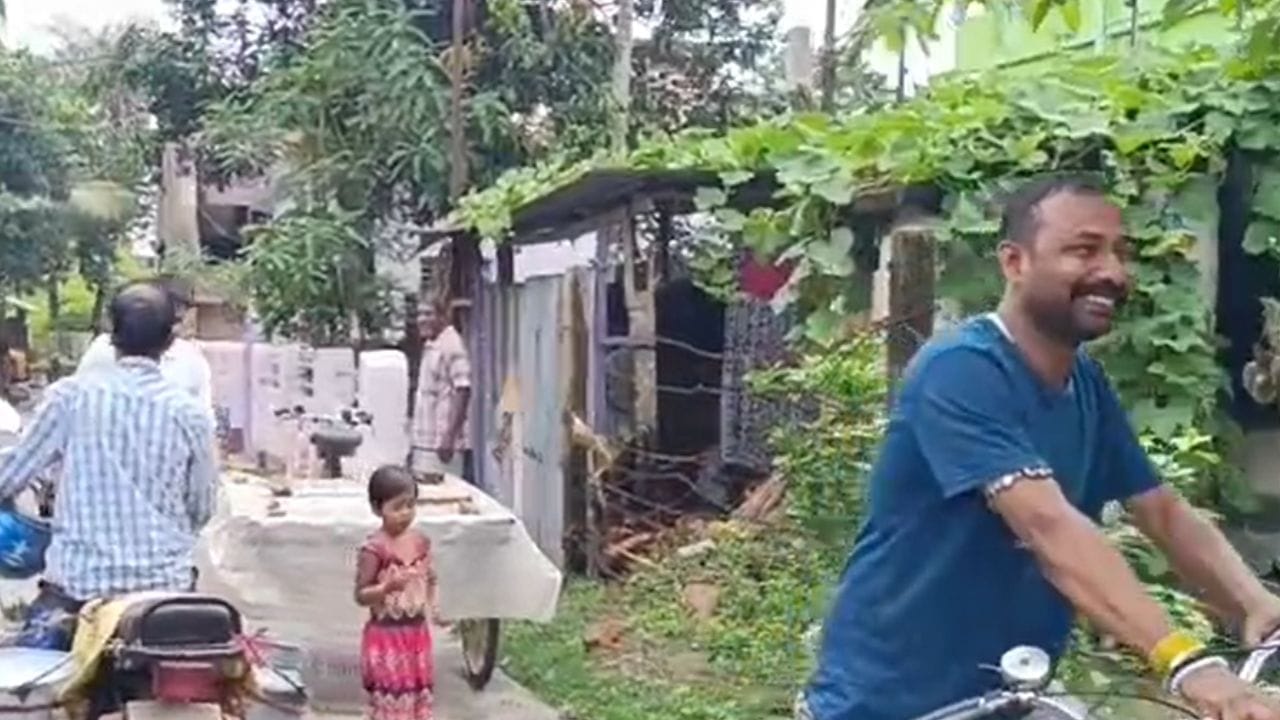 ধৃত ব্যক্তির নাম অরূপ খান। বাড়ি উত্তর ২৪ পরগনার বনগাঁর গোপালনগরে। পুলিশ ও স্থানীয় সূত্রে জানা যায়, প্রায় ছয় মাস ধরে কল্যাণী পুরসভার ৩ নম্বর ওয়ার্ডের কাঠালতলা এলাকায় ভাড়াবাড়িতে থাকছিলেন তিনি।
