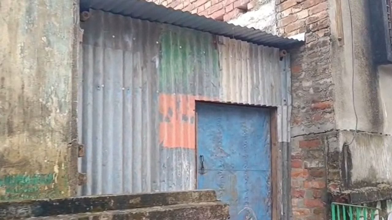 প্রায়ই পুলিশের পোশাক পরে গাড়ি নিয়ে এলাকায় যাতায়াত করতেন এবং নিজেকে কল্যাণী সাইবার থানার কর্মী বলে পরিচয় দিতেন।
