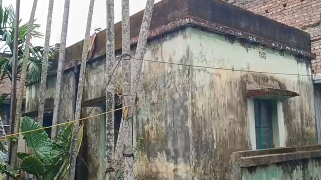 প্রতিবেশীদের কাছে বিষয়টি ধীরে ধীরে সন্দেহজনক হয়ে ওঠে। কারণ তাঁর কথাবার্তায় বেশ কিছু অসঙ্গতি লক্ষ্য করতে পারছিলেন স্থানীয় বাসিন্দারা।