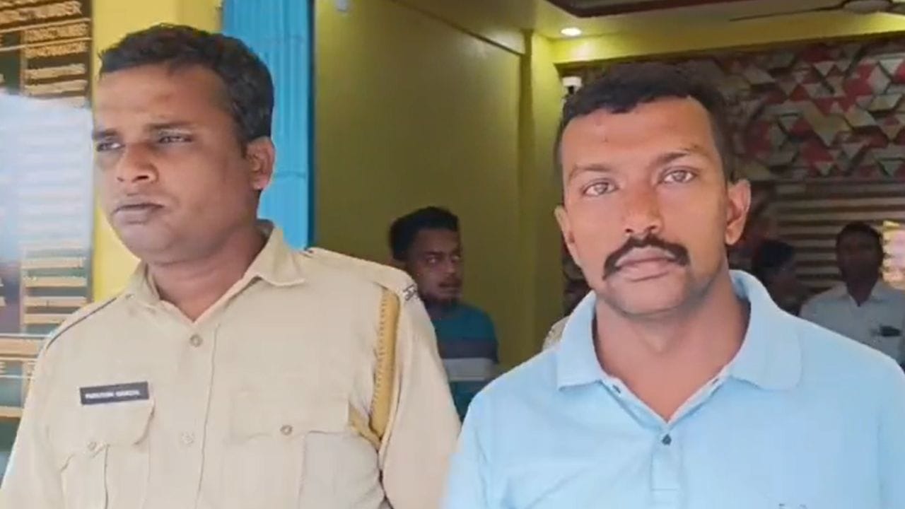 গোপন সূত্রে খবর পেয়ে বুধবার রাতে ওই ভাড়াবাড়িতে অভিযান চালায় পুলিশ। দু’দফা তল্লাশির পর অরূপ খানকে গ্রেফতার করা হয়। তাঁর ঘর থেকে উদ্ধার হয়েছে পুলিশের পোশাক, ব্যাজ এবং একাধিক সামগ্রী।
