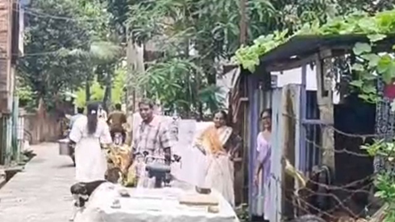 কল্যাণীতে ‘পুলিশ’ গ্রেফতার। ভাড়াবাড়ি থেকে উদ্ধার ইউনিফর্ম ও সরঞ্জাম। জানা গিয়েছে, নদিয়ার কল্যাণীতে  পুলিশ পরিচয় দিয়ে দীর্ঘদিন বসবাস করতেন ওই ব্যক্তি। বৃহস্পতিবার সকালে  কল্যাণী থানার পুলিশ ওই ব্যক্তিকে গ্রেফতার করে।