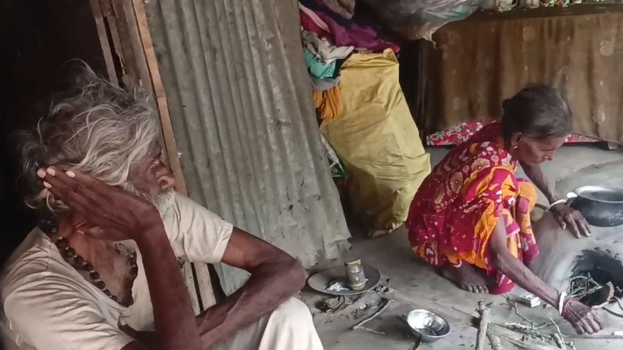 Nadia Pension Records Error: জীবিত থেকেও মৃত! এক বছর ধরে বন্ধ বার্ধক্য ভাতা! তুঙ্গে চর্চা Nadia Pension Records Error: জীবিত থেকেও মৃত! এক বছর ধরে বন্ধ বার্ধক্য ভাতা! তুঙ্গে চর্চা