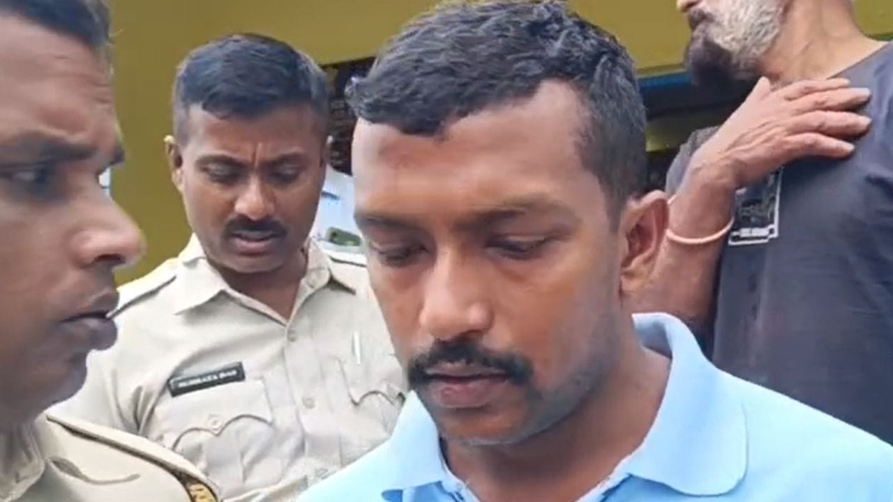 পুলিশি জেরায় অভিযুক্ত স্বীকার করেছেন, তিনি পুলিশের পোশাক পরে ভুয়ো পরিচয় দিতেন। তাঁর বিরুদ্ধে নির্দিষ্ট ধারায় মামলা রুজু করা হয়েছে। বৃহস্পতিবার তাঁকে কল্যাণী মহকুমা আদালতে তোলা হয়েছে।
