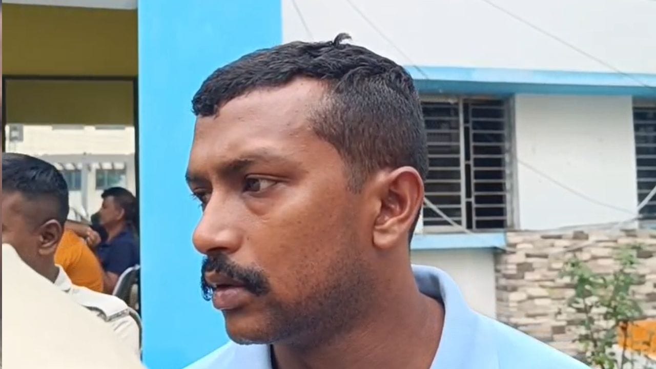 ঘটনায় এলাকায় চাঞ্চল্য ছড়িয়েছে। কেন ওই ব্যক্তি নিজেকে পুলিশ বলে পরিচয় দিতেন, তা নিয়ে সন্ধিহান তদন্তকারীরা। 
