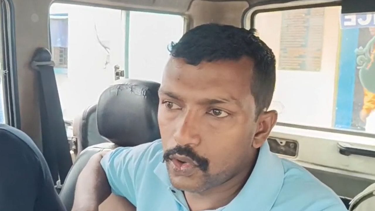 ওই ব্যক্তি আদৌ কারোর সঙ্গে কোনও প্রতারণা কিংবা চাকরির প্রতিশ্রুতি দিয়ে ঠকিয়েছেন কিনা, সেটাও খতিয়ে দেখা হচ্ছে। 