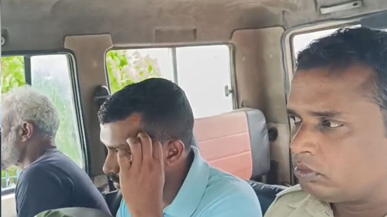 এলাকাবাসীদের কাছ থেকে ওই ব্যক্তি সম্পর্কে জানার চেষ্টা করছেন তদন্তকারীরা