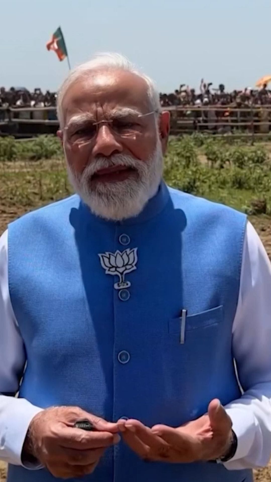 পেছনে মানুষের ঢল, চড়া রোদে দাঁড়িয়ে মোদী কী বললেন, শুনুন