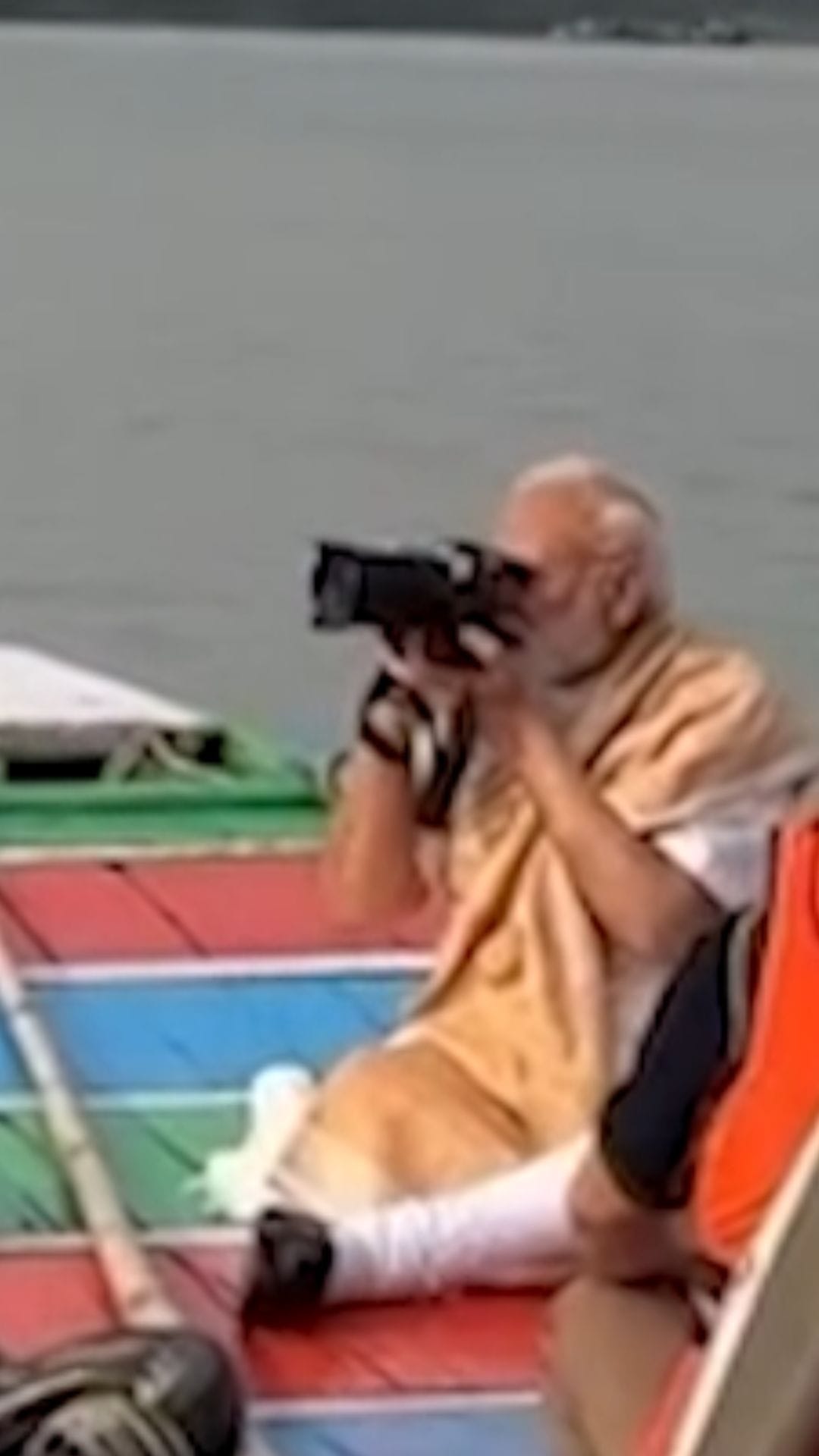 গঙ্গাবক্ষে প্রায় ১ ঘণ্টা নৌকায় ঘুরলেন মোদী, কত ভাড়া দিলেন জানেন?