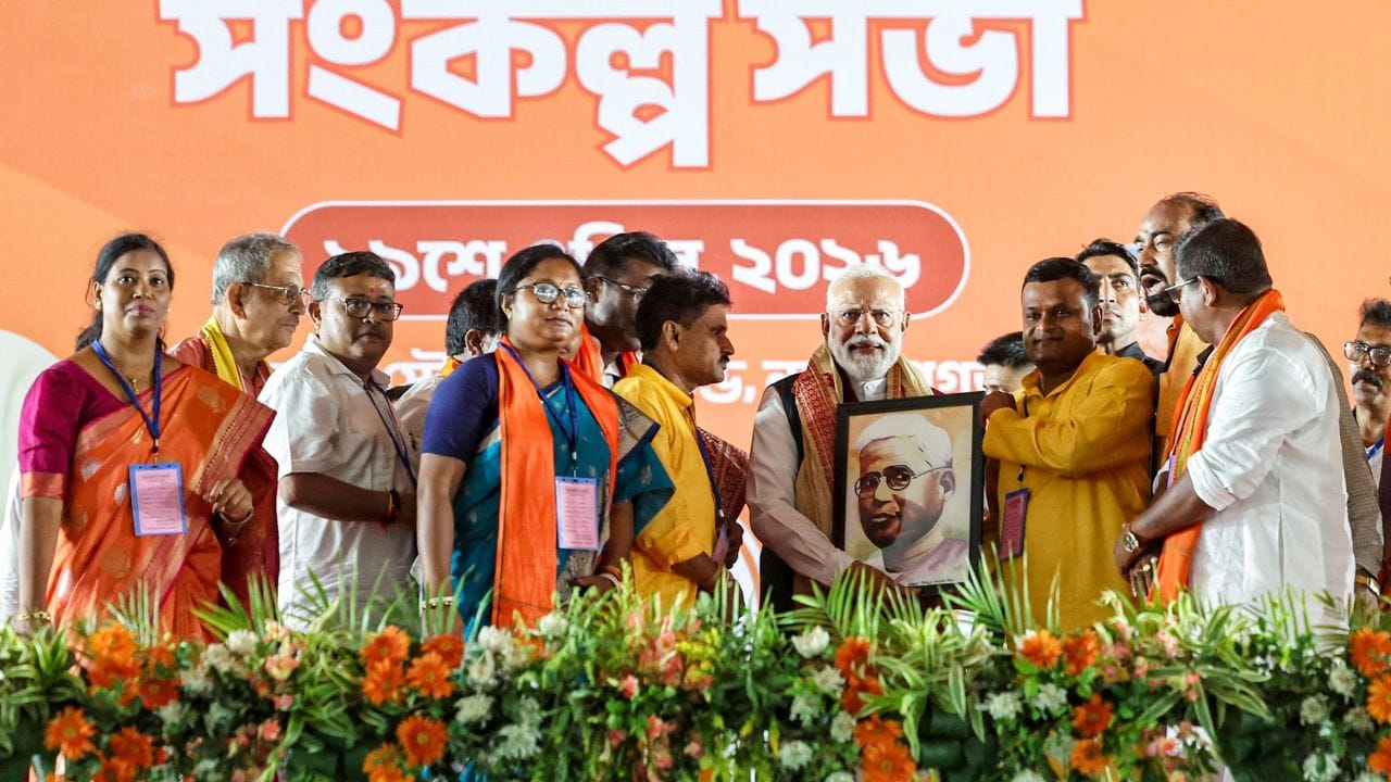 আজ রাজ্যে একাধিক সভা করেছেন প্রধানমন্ত্রী নরেন্দ্র মোদী। প্রত্যেক সভা থেকে মহিলা সংরক্ষণ ইস্যুতে তৃণমূলকে আক্রমণ করেছেন। অভিযোগ তুলেছেন, তৃণমূল চায় না বিধানসভায় সদস্য সংখ্যা বাড়ুক।