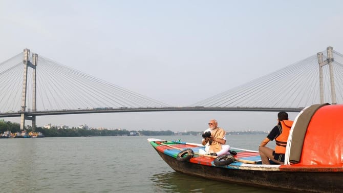 হাতে ক্যামেরা, সাতসকালে গঙ্গাবক্ষে নৌকাবিহার মোদীর