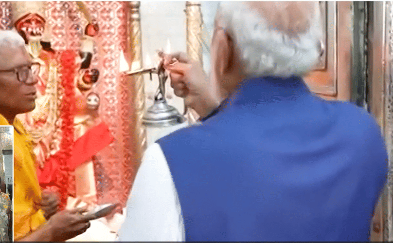 ঠনঠনিয়া কালী মন্দিরে ডালা কিনে পুজো মোদীর, করলেন আরতিও