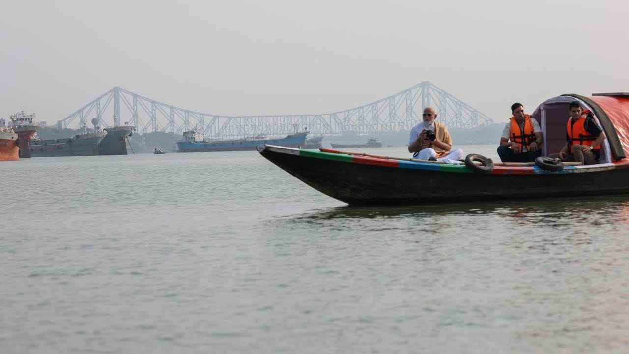 সোশ্যাল মিডিয়ায় ছবি পোস্ট করেছেন প্রধানমন্ত্রী। ছবিতে দেখা গেল, ক্যামেরা হাতে নিয়ে নৌকায় বসে রয়েছেন মোদী। চোখে সানগ্লাস। চোখে-মুখে মুগ্ধতা লেগে রয়েছে। পিছনে বিদ্যাসাগর সেতু ও হাওড়া ব্রিজ।