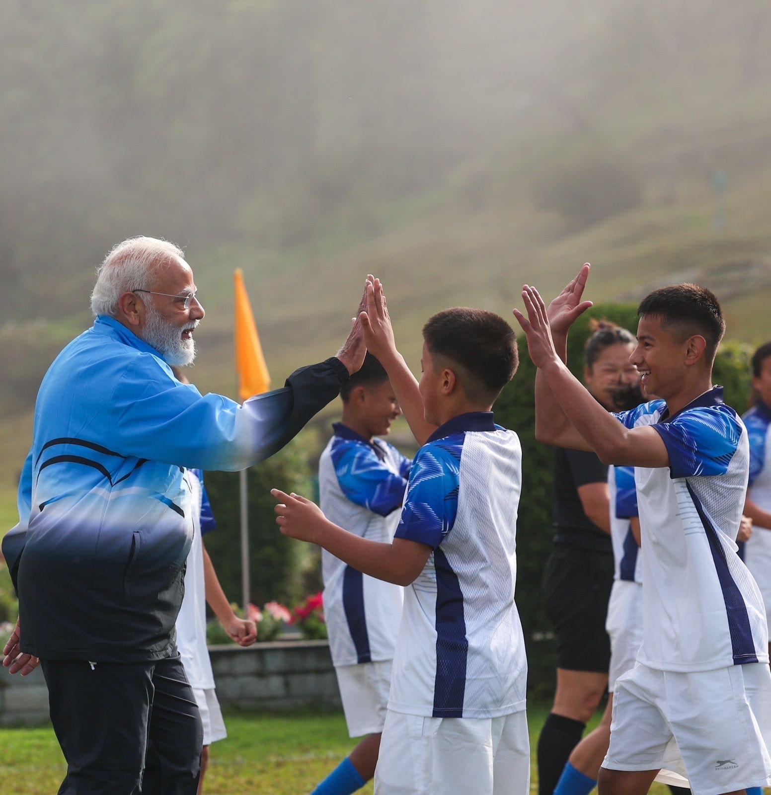 দিন কয়েক আগেই কলকাতায় গঙ্গাবক্ষে নৌকাবিহার করে নজর কেড়েছিলেন মোদী। এবার ফুটবল খেলায় মাতলেন প্রধানমন্ত্রী