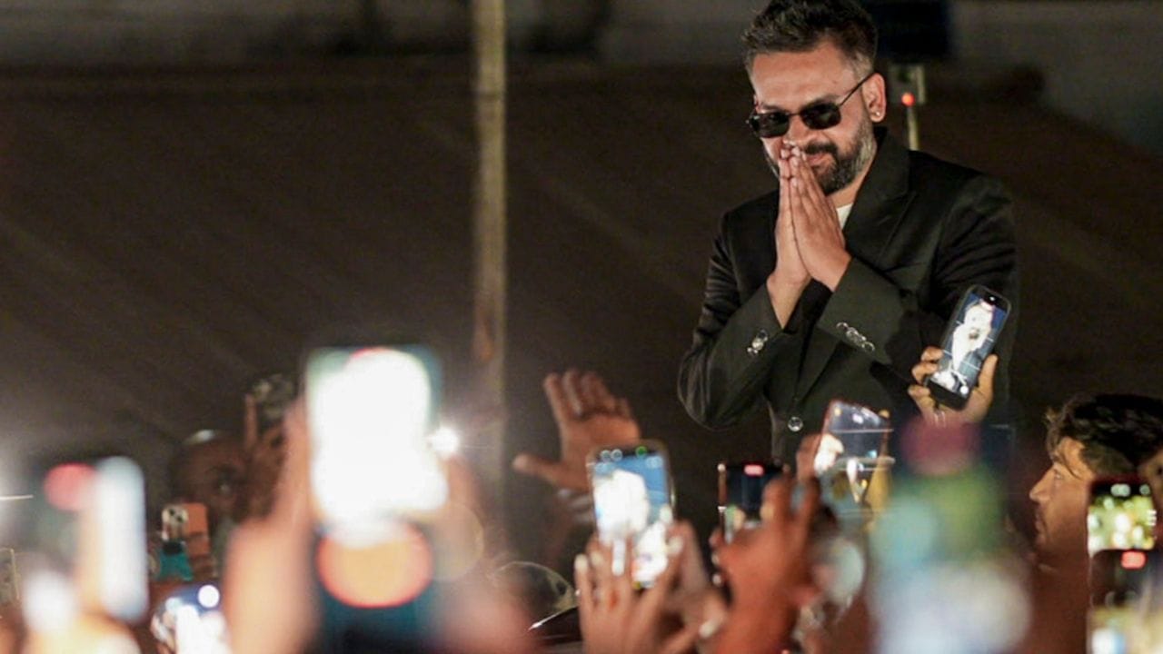   খরচের ক্ষমতা বাড়াতে এবং অর্থনৈতিক লেনদেনের উপরে জোর দিতে নেপাল সরকার এই সিদ্ধান্ত নিয়েছে। সরকারি কর্মীদের বেতনের কাঠামোয় পরিবর্তন আনা হবে। এবার থেকে মাসিক বেতনের বদলে ১৫ দিন বাদে দুইবার করে বেতন দেওয়া হবে।  