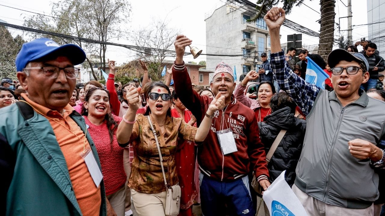 সরকারি কর্মীরাও এই সিদ্ধান্তে খুব খুশি। তারা জানিয়েছেন, এতে মাসের খরচ সামলানো আরও সহজ হবে। মাসের প্রথমে স্কুল ফি এবং অন্যান্য খরচ মিটিয়ে দেওয়ার পর অনেকেরই পকেট ফাঁকা হয়ে যায়। দুই সপ্তাহ  বার বেতন পেলে তাদের সুবিধা হবে খরচ সামাল দিতে।    