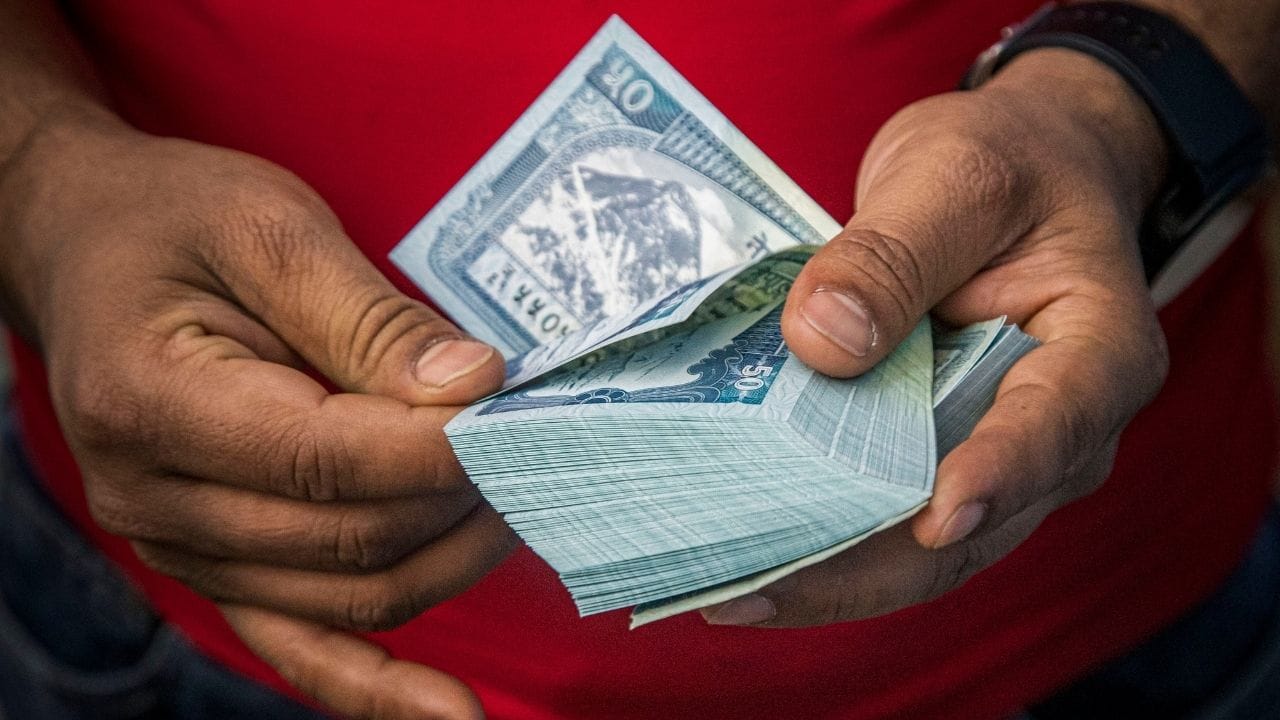 মাসে একবার নয়, এবার থেকে দুইবার করে বেতন পাবেন সরকারি কর্মীরা। অবাক লাগলেও, এটাই সত্যি। সকলে প্রতি মাসের শুরুতে বেতন পেলেও, পড়শি দেশের সরকারি কর্মীরা এবার মাসে দুইবার করে বেতন পাবেন। 