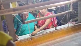 কালনায় এলেন নির্মলা, তাঁতিদের থেকে শিখলেন নিজের হাতে তাঁত বোনা