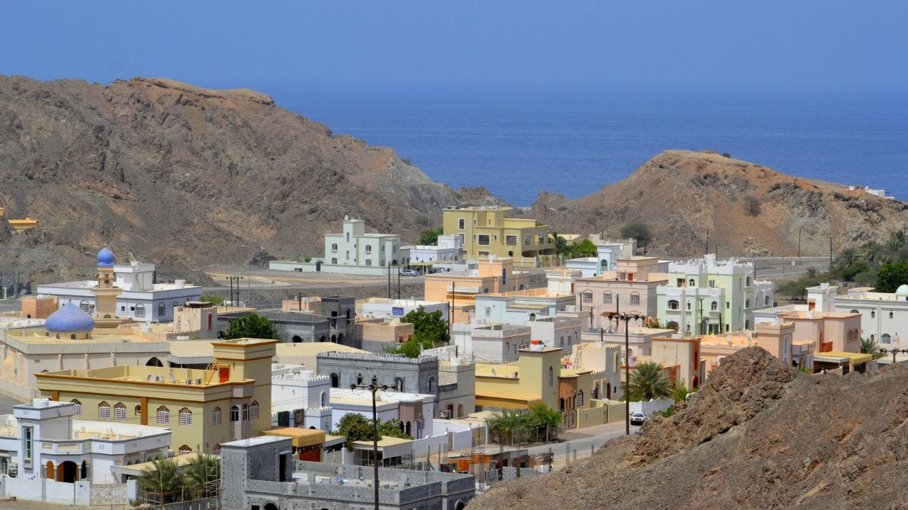 সংযুক্ত আরব আমিরশাহীর মতো ওমানও করমুক্ত দেশ। ব্যক্তিগত আয়কর থেকে অব্যাহতির পাশাপাশি, সম্পত্তি, সম্পদ থেকে অর্জিত আয়ও কিন্তু করমুক্ত।