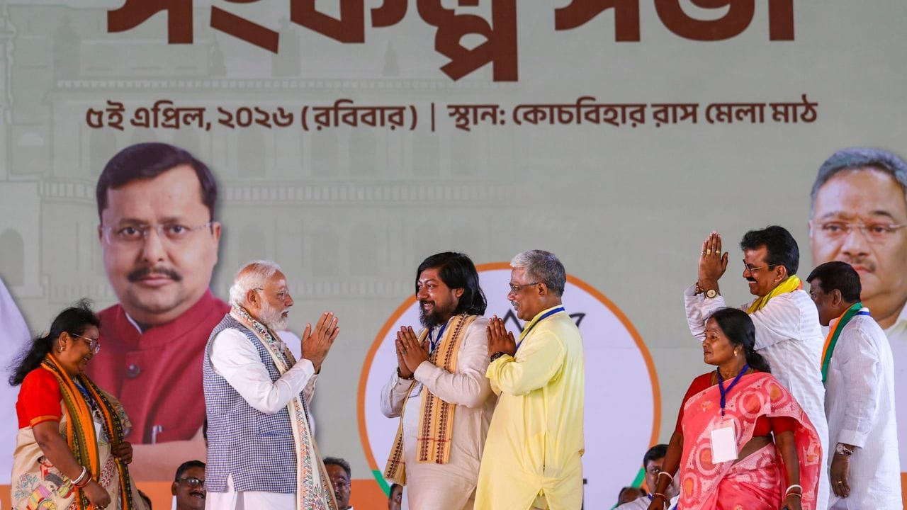 প্রধানমন্ত্রী আরও বলেন, "একদিকে তৃণমূলের ভয়, অন্যদিকে বিজেপির ভরসা। একদিকে তৃণমূলের কাটমানি, অপরদিকে বিজেপির উন্নয়ন।"