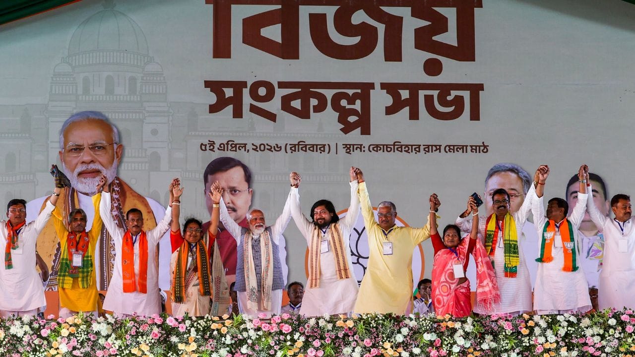 বাংলায় অনুপ্রবেশকারী ইস্যুতে অনেকদিন ধরেই সরব বিজেপি। এদিন কোচবিহারের সভা থেকে মোদী বলেন, "অনুপ্রবেশকারীদের দেশছাড়া করার জন্য ভরসা বিজেপি। তৃণমূলের পাপের ঘড়া পূর্ণ হয়েছে। তাই পাল্টানো দরকার।"