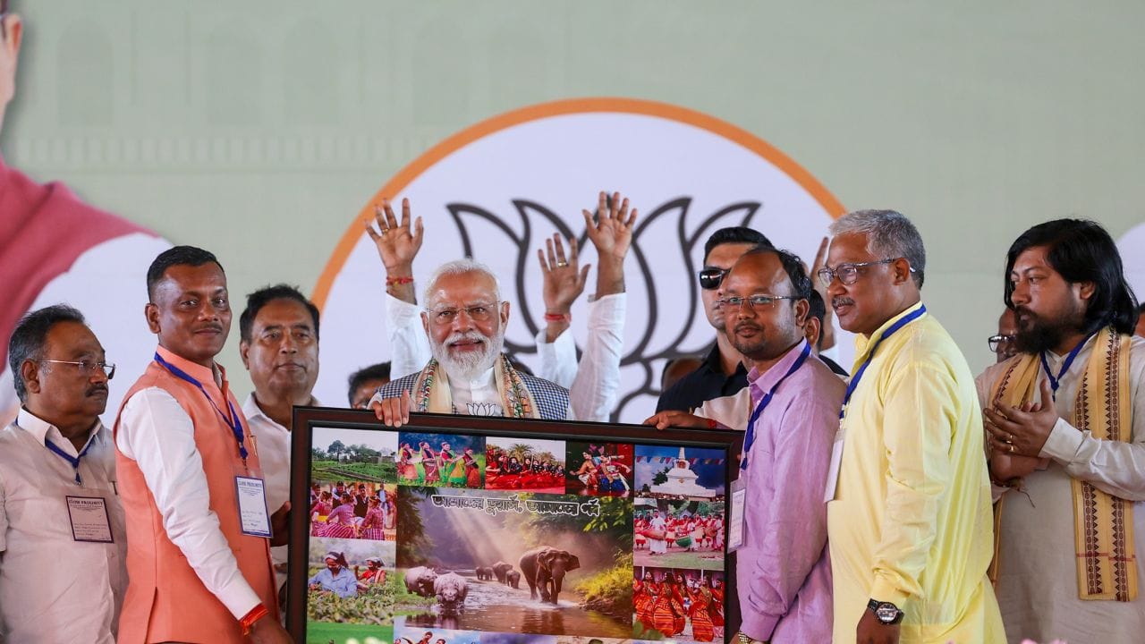 তৃণমূলকে আক্রমণ শানিয়ে তিনি বলেন, “এটাই প্রমাণ করছে, এখানে জঙ্গলরাজ চলছে। তৃণমূলের সন্ত্রাসের মোকাবিলায় আপনাদের ভরসা বিজেপি। এখানে যা হচ্ছে, তাতে দেশের সর্বোচ্চ আদালত সুপ্রিম কোর্টকেই হস্তক্ষেপ করতে হচ্ছে।”