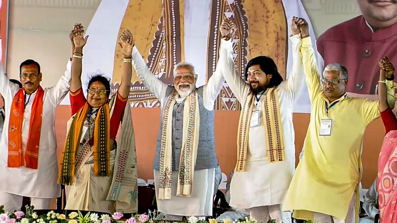 ভোটের পর হিসাব হবে বলে হুঁশিয়ারি দিয়ে মোদী বলেন, "ভরসা দিচ্ছি আমি, এবার নির্বাচনের পর এদের পাপের হিসাব নেব। আইন নিজের কাজ করবে। প্রতিটি পাপের হিসাব হবে। জনতাকে তাঁদের থেকে লুঠে নেওয়া পয়সা ফেরত দিতে হবে।"