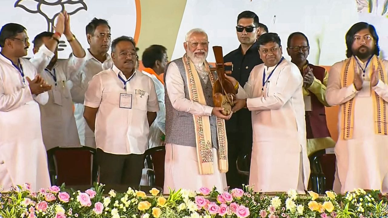 বাংলায় নির্বাচনী প্রচার কবে শুরু করবেন প্রধানমন্ত্রী নরেন্দ্র মোদী? নির্বাচন কমিশন ভোটের দিন ঘোষণার পর থেকেই এই নিয়ে জল্পনা বাড়ছিল। শেষপর্যন্ত উত্তরবঙ্গ থেকে নিজের নির্বাচনী প্রচার শুরু করলেন মোদী।