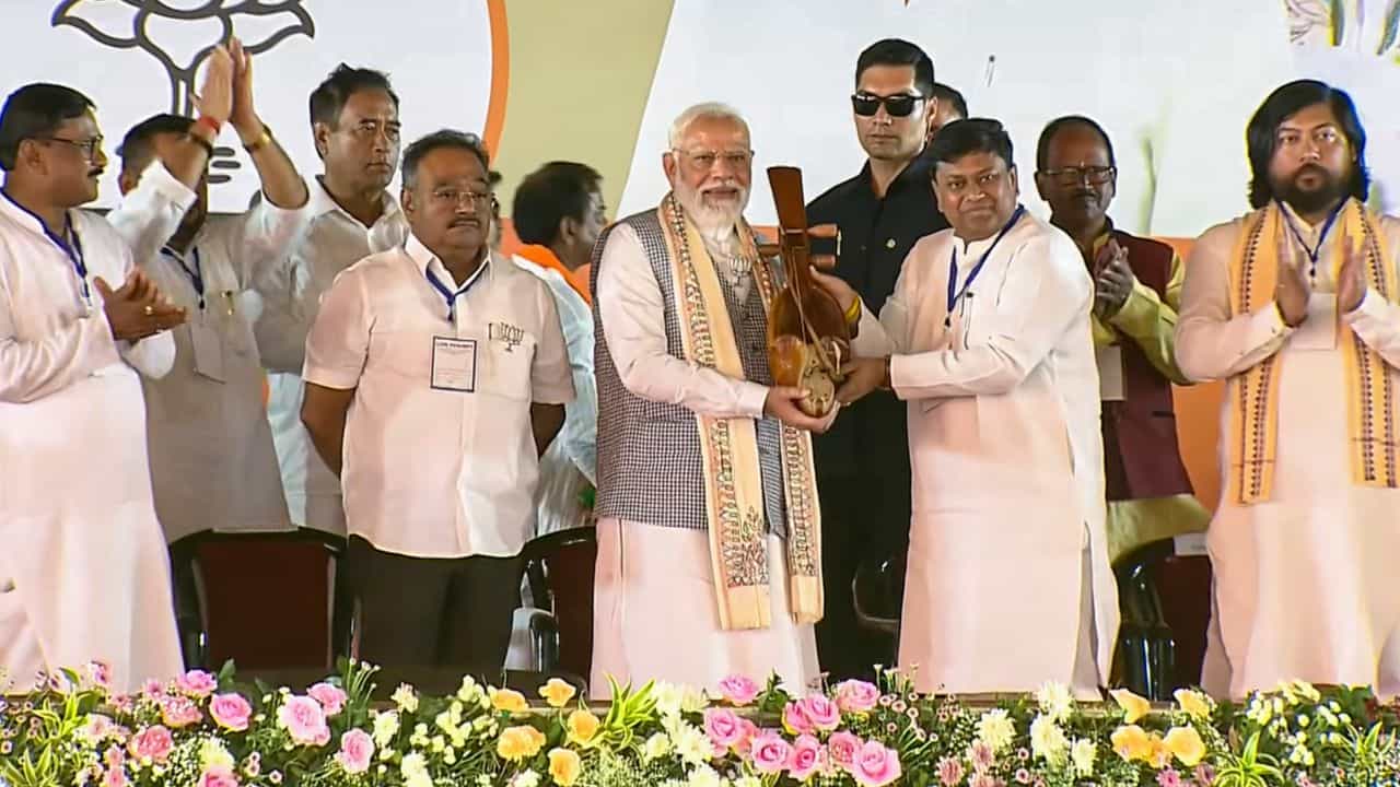 বাংলায় নির্বাচনী প্রচার কবে শুরু করবেন প্রধানমন্ত্রী নরেন্দ্র মোদী? নির্বাচন কমিশন ভোটের দিন ঘোষণার পর থেকেই এই নিয়ে জল্পনা বাড়ছিল। শেষপর্যন্ত উত্তরবঙ্গ থেকে নিজের নির্বাচনী প্রচার শুরু করলেন মোদী।