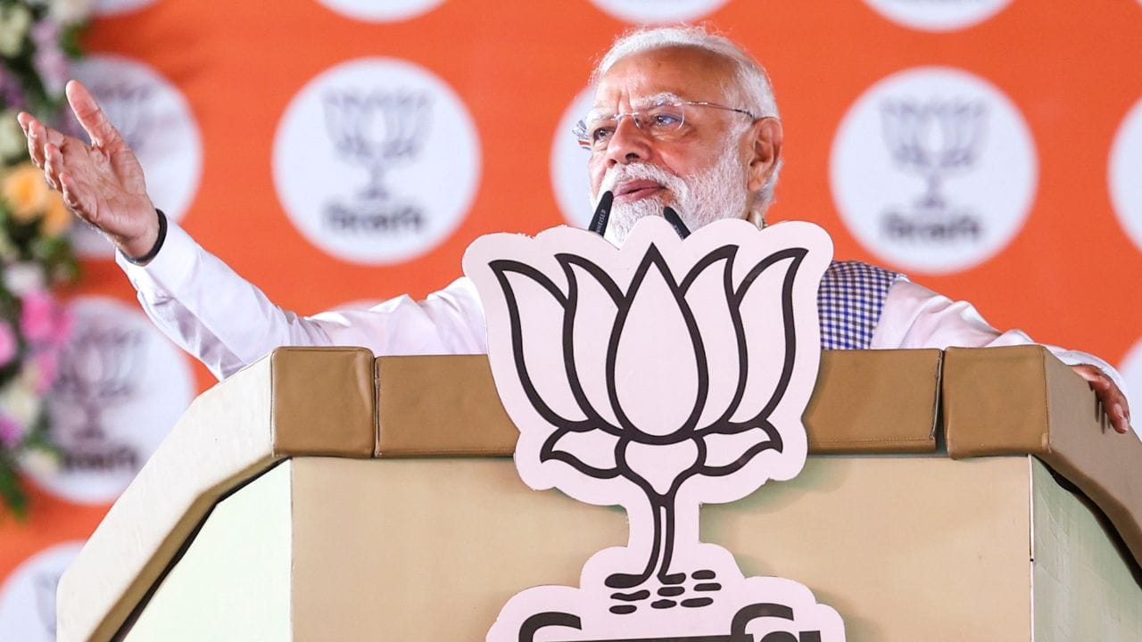 মহিলাদের জন্য কেন্দ্রের একাধিক প্রকল্পের উল্লেখ করে মোদী বলেন, "কেন্দ্রের সরকার মহিলাদের জন্যে বহু প্রকল্প নিয়েছে। লাখপতি দিদি বানিয়েছে সরকার। মহিলাদের জন্য ৩৩ শতাংশ সংরক্ষণ করেছে বিজেপি সরকার। আগামী লোকসভা নির্বাচনে এর ফায়দা পাবেন বাংলার মহিলারা।" 