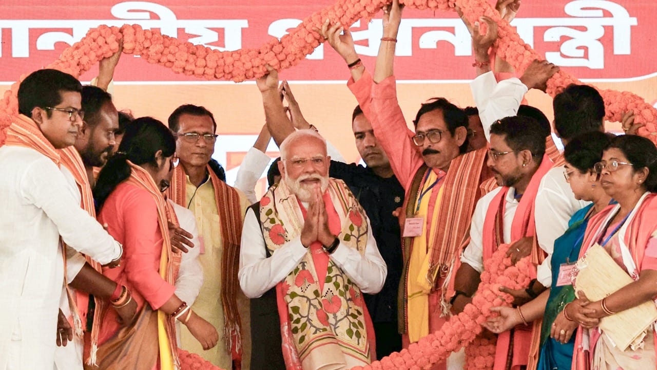বাংলায় প্রথম দফার নির্বাচনের আর ঠিক ২ সপ্তাহ বাকি। জোরকদমে প্রচার চালাচ্ছে রাজনৈতিক দলগুলি। এই আবহে বৃহস্পতিবার রাজ্যের ৩ জেলায় তিনটি সভা করলেন প্রধানমন্ত্রী নরেন্দ্র মোদী। পূর্ব মেদিনীপুরের হলদিয়া, পশ্চিম বর্ধমানের আসানসোল এবং বীরভূমের সিউড়িতে এদিন সভা করেন তিনি।