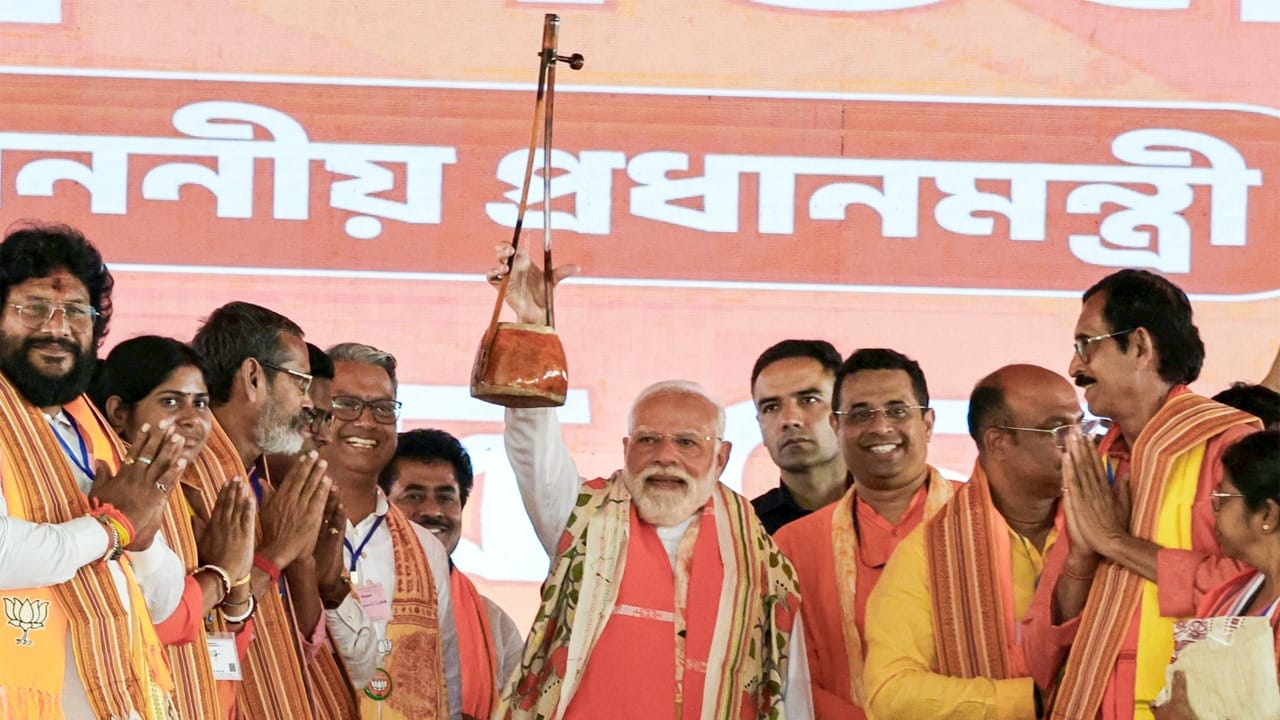 শিক্ষক নিয়োগ দুর্নীতির প্রসঙ্গ তুলে মোদী বলেন, "পশ্চিমবঙ্গে চাকরি লুঠের খেলা চলছে।"