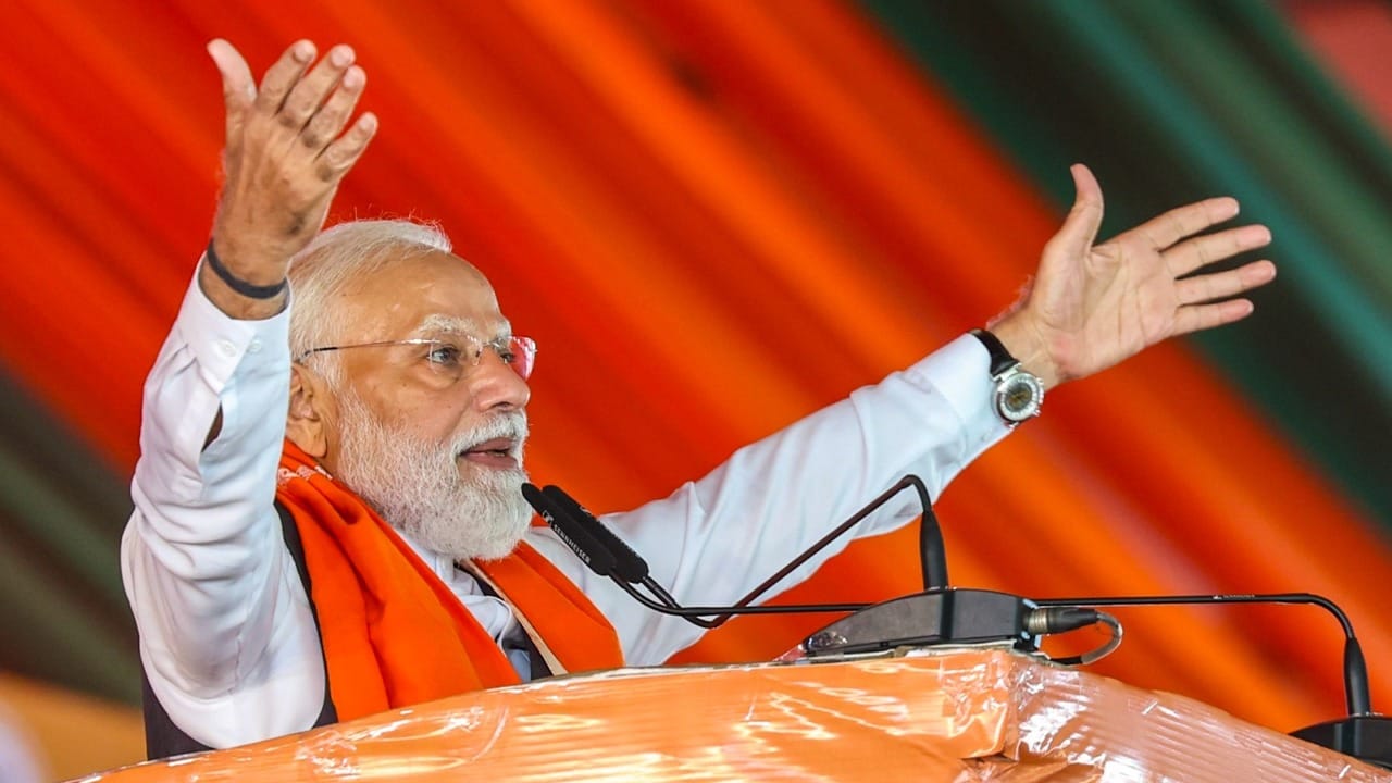 সিউড়ির সভা থেকে মোদী বলেন, "তৃণমূলের জঙ্গলরাজের সাক্ষী বীরভূম।"