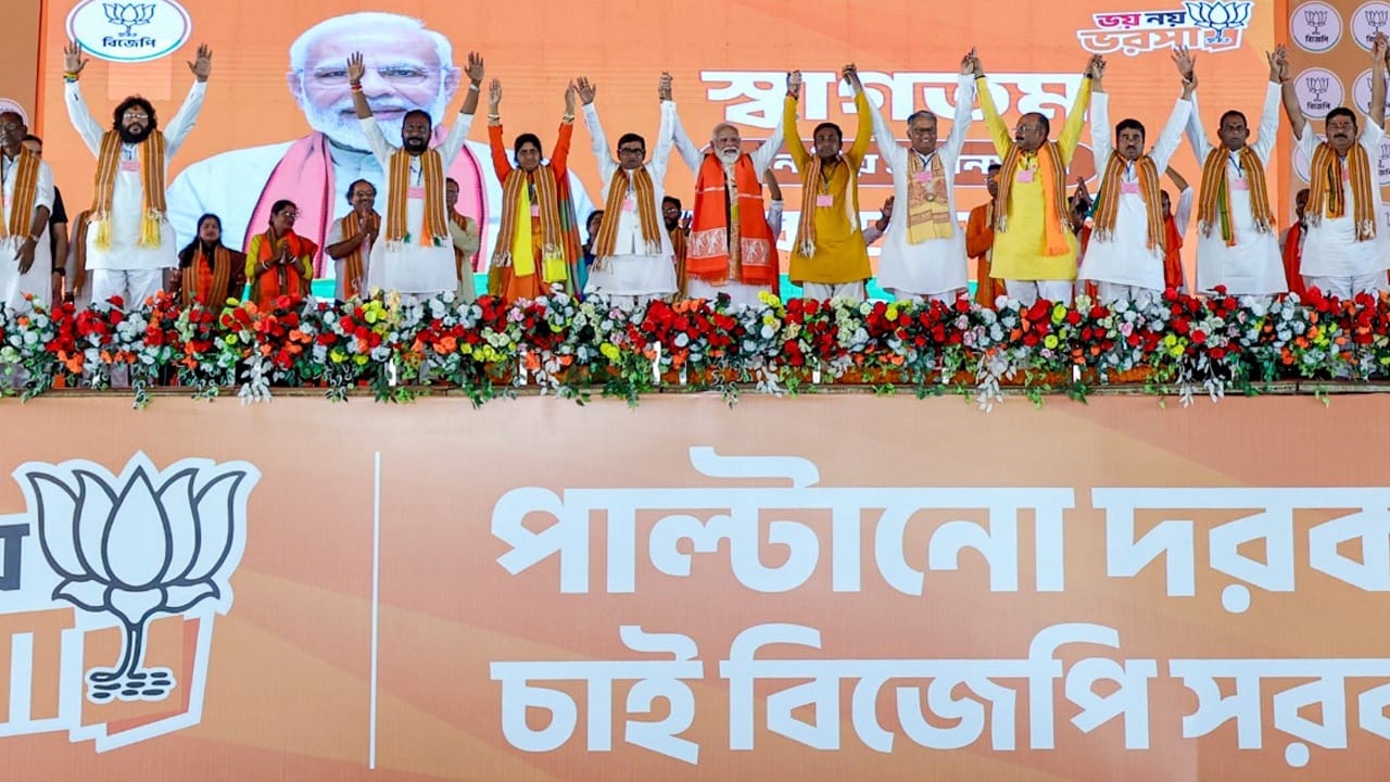 তৃণমূলকে নিশানা করে মোদী বলেন, "তৃণমূল কীভাবে মনরেগার নামে গরিব, দলিত, আদিবাসী পরিবারকে ঠকিয়েছে আপনারা জানেন। কেন্দ্রীয় সরকার আইন নিয়ে এসেছে। গরিবদের রোজগার দেব।"