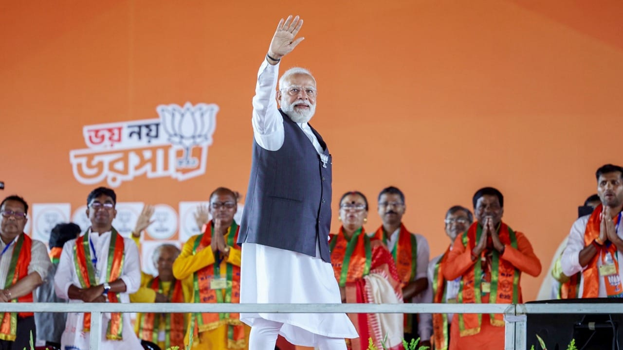 আসানসোলের সভা থেকে মোদী বলেন, "তৃণমূল সরকারকে পাল্টানো দরকার। ৪ মে-র পর বাংলা উন্নয়নের এক নতুন যুগে প্রবেশ করবে।"