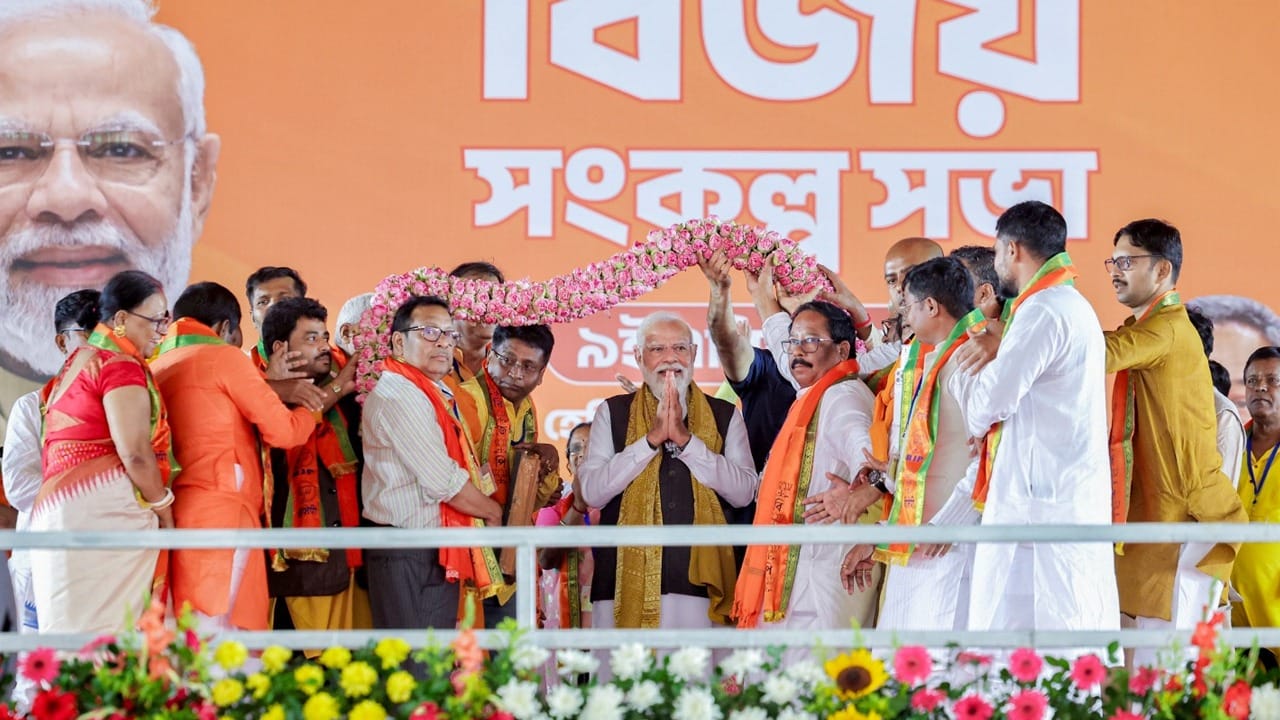 হলদিয়ার সভা থেকে মোদী 'ছয় গ্যারান্টির' কথা বলেন। তার মধ্যে একটি হল রাজ্যে বিজেপি ক্ষমতায় এলে সপ্তম পে কমিশন চালু হবে। 