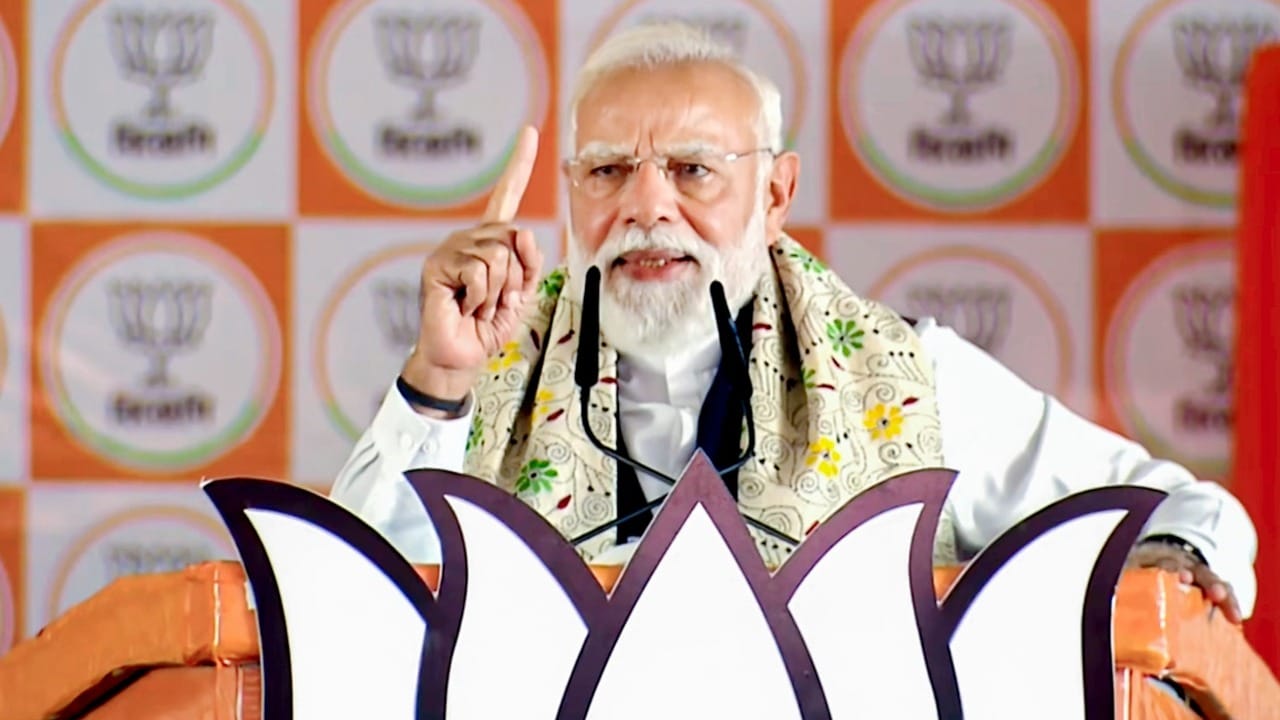 তৃণমূল মাছ-মাংস খাওয়া নিয়ে বিজেপিকে লাগাতার নিশানা করে চলেছে। এদিন মোদী বলেন, "বাংলায় মাছের এত চাহিদা, কিন্তু এই রাজ্য মৎস্য উৎপাদনে স্বনির্ভর নয়। চাহিদা মেটাতে অন্য রাজ্য থেকে আমদানি করতে হয়।"