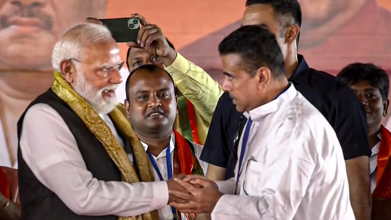 হলদিয়ায় মোদীর মঞ্চে ছিলেন রাজ্য বিধানসভার বিরোধী দলনেতা শুভেন্দু অধিকারী। মোদী সেই সভা থেকে বলেন, "পাঁচ বছর আগে নন্দীগ্রাম পরিবর্তনের পথ দেখিয়েছিল। এ বার তার পুনরাবৃত্তি হবে ভবানীপুরে। গোটা বাংলায় পরিবর্তন হবে।" 