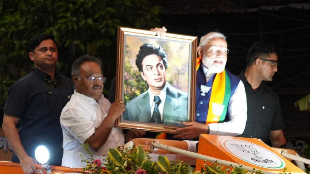 হাতে উত্তম কুমারের ছবি, কলকাতায় রোড শো মোদীর